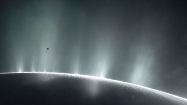Телескоп «Джеймс Уэбб» обнаружил на одной из лун Сатурна — Энцеладе гигантский гейзер, выбрасывающий воду на сотни километров в космос